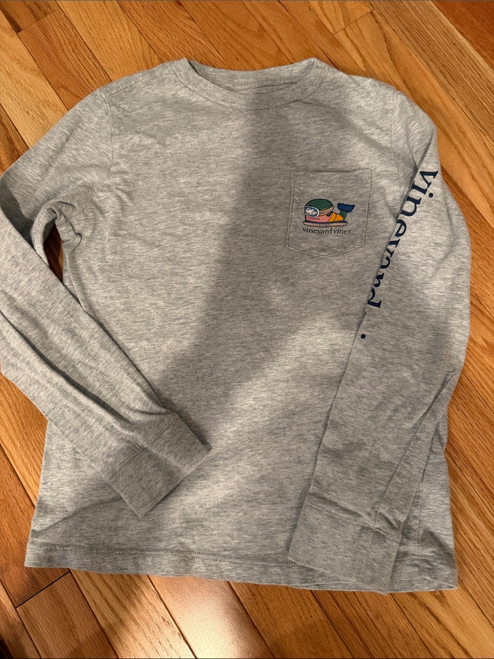 Vineyard Vines Men’s Heather Gray Crewneck Pocket tee with Whale Graphic